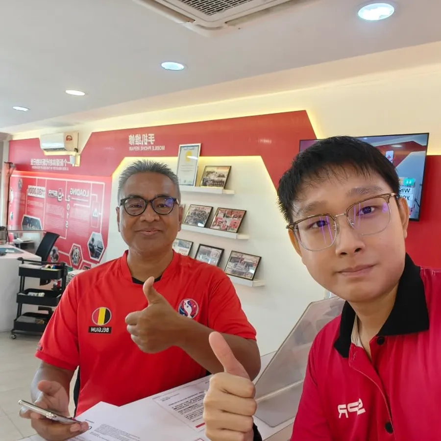 SPR Ampang technician with a customer at the counter