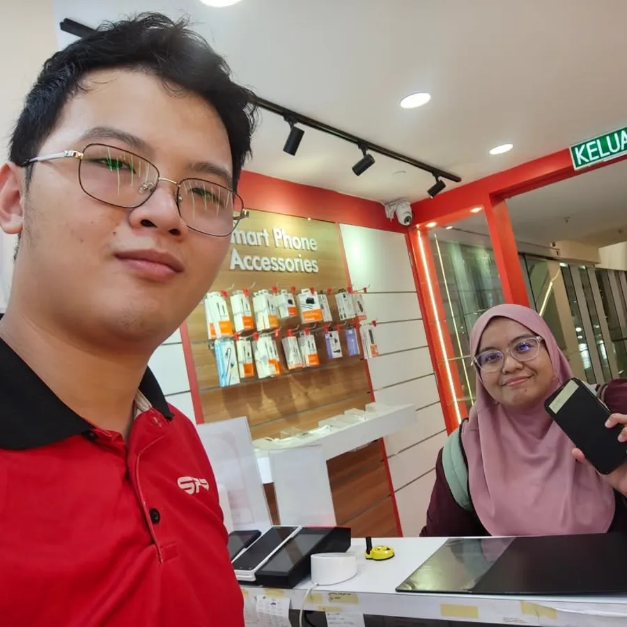 SPR IOI City Mall 2 technician with a customer at the counter