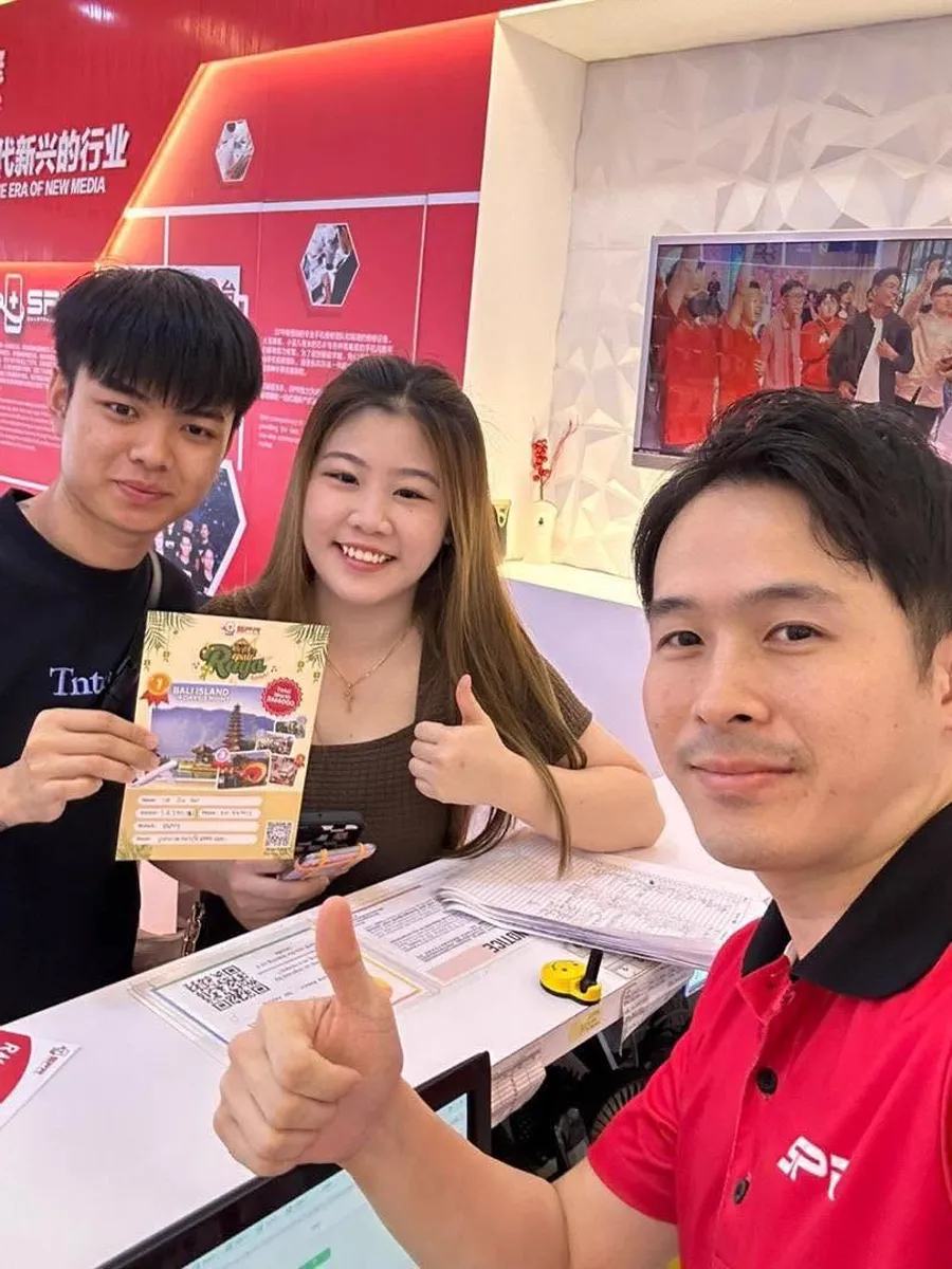 SPR Kepong technician with a customer at the counter