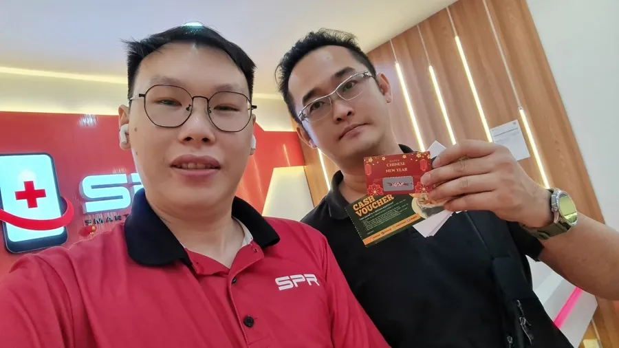 SPR Kuchai Lama technician with a customer at the counter