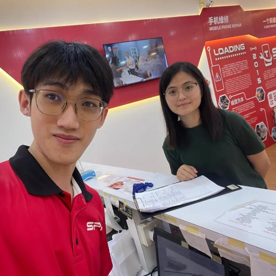 SPR Mahkota Cheras technician with a customer at the counter