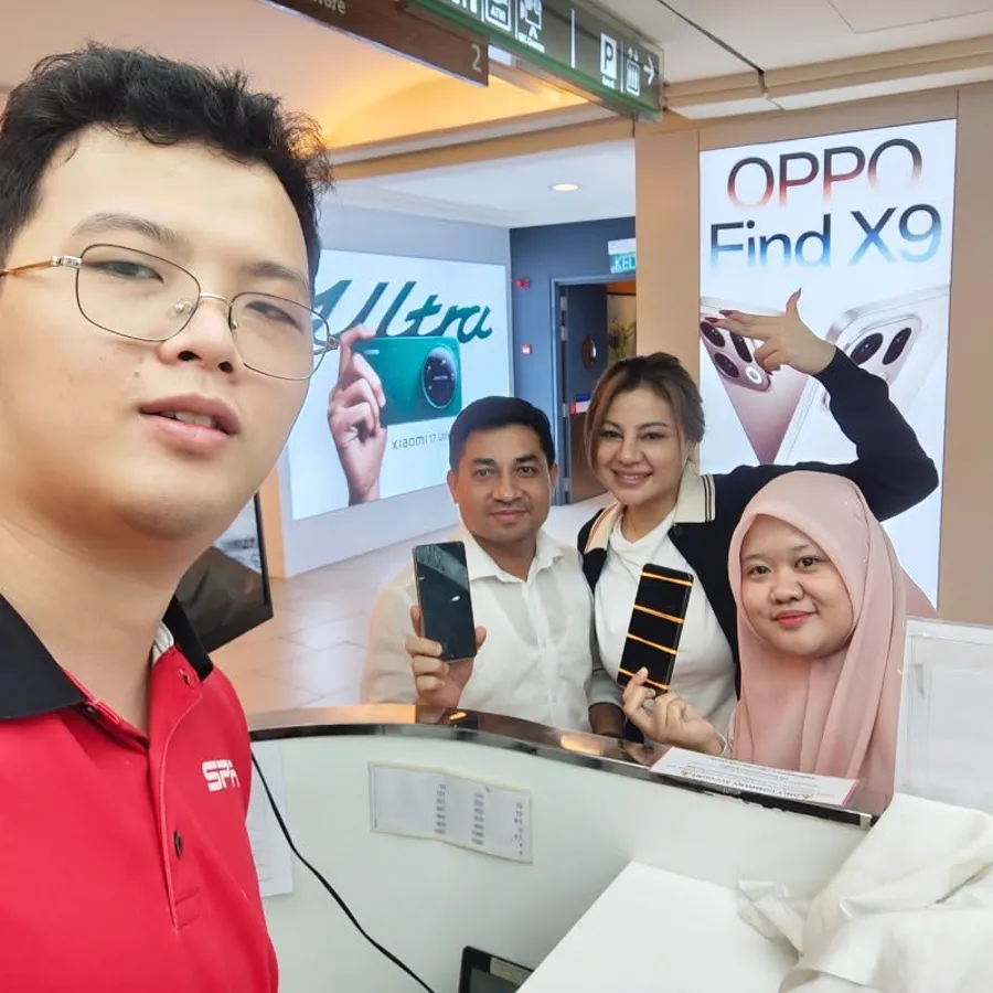 SPR Mid Valley technician with a customer at the counter