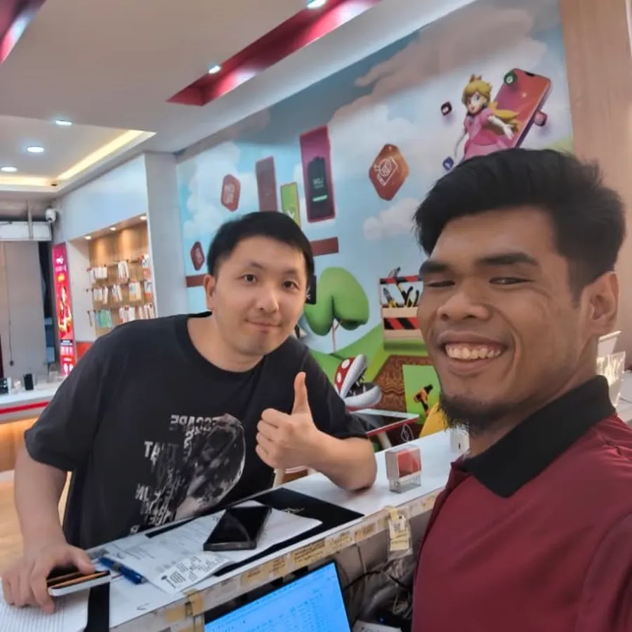 SPR Puchong Kenari technician with a customer at the counter