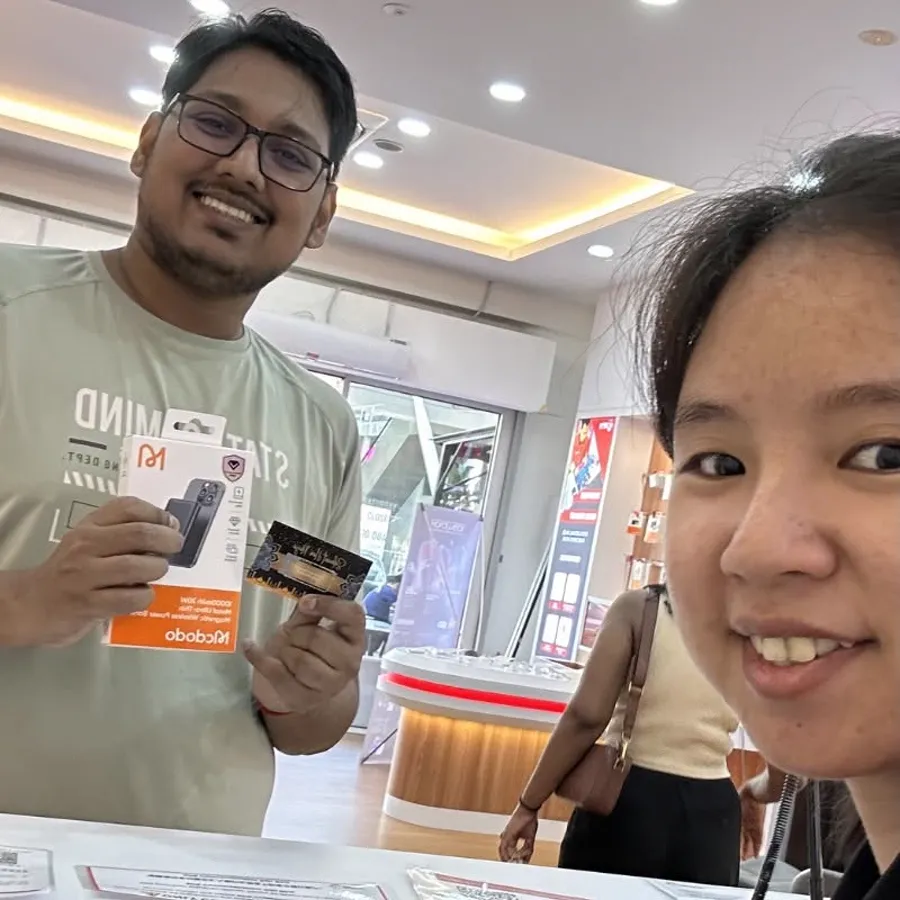 SPR Rawang Anggun City technician with a customer at the counter