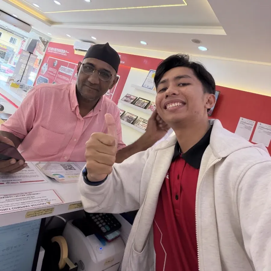 SPR Setapak technician with a customer at the counter