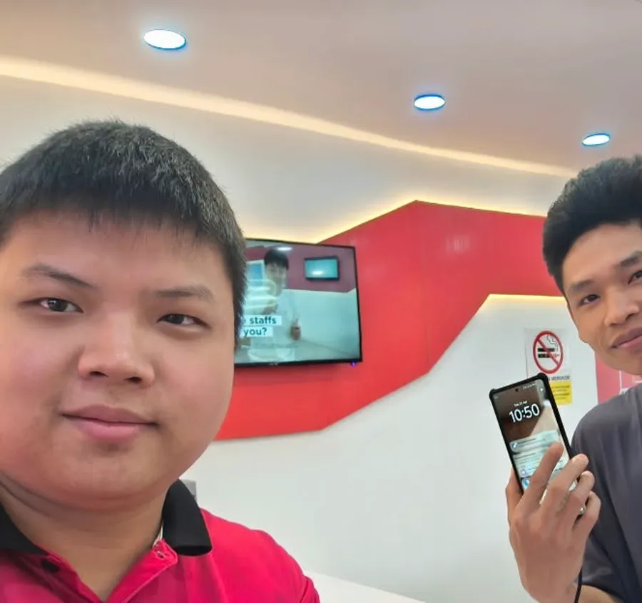 SPR Sri Petaling technician with a customer at the counter