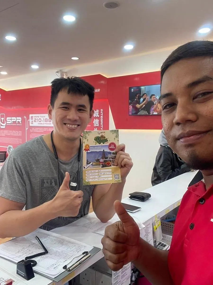 SPR Sungei Wang technician with a customer at the counter
