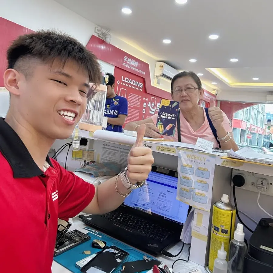 SPR Taipan USJ technician with a customer at the counter