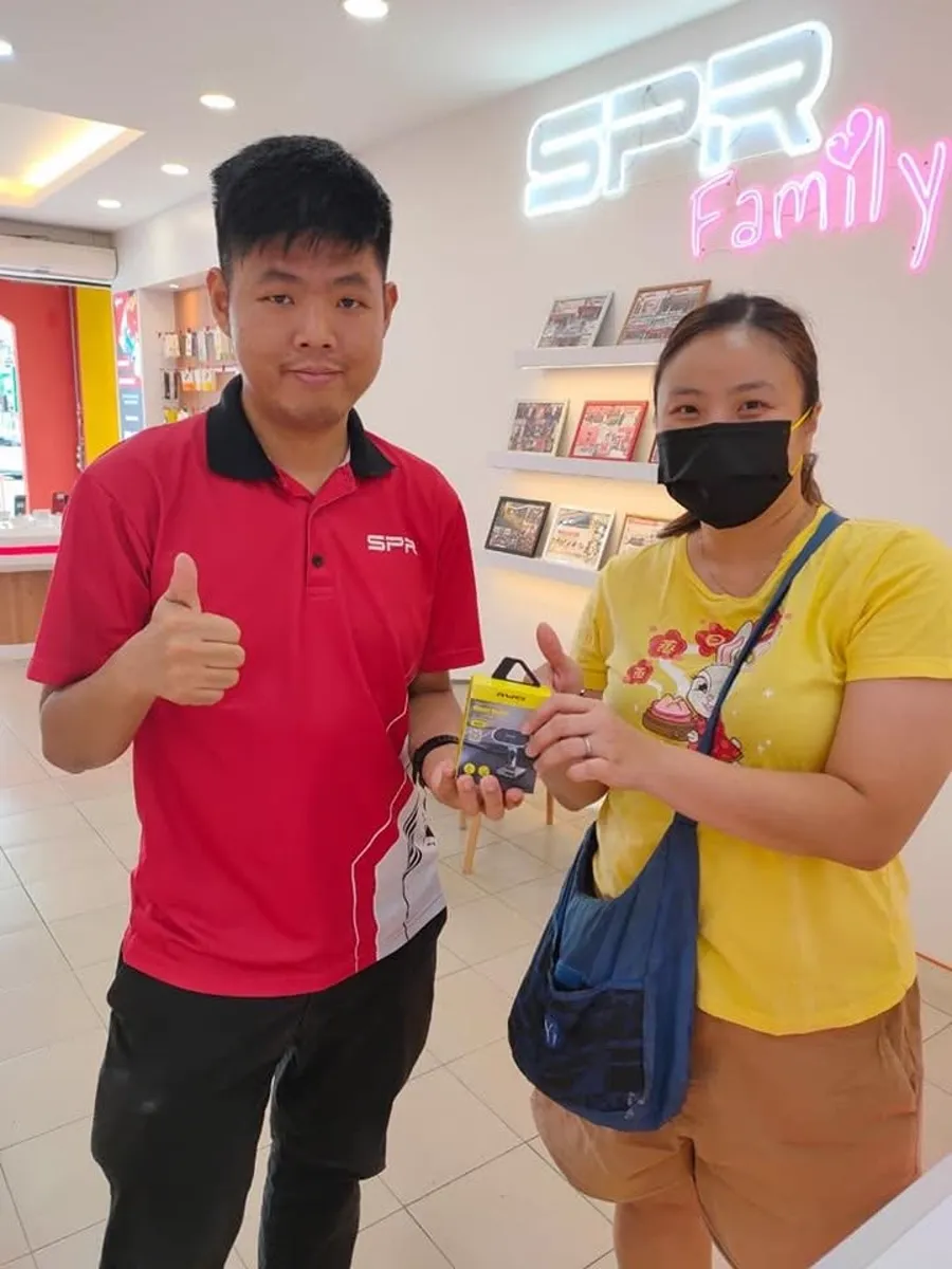 SPR Taman Maluri technician with a customer at the counter