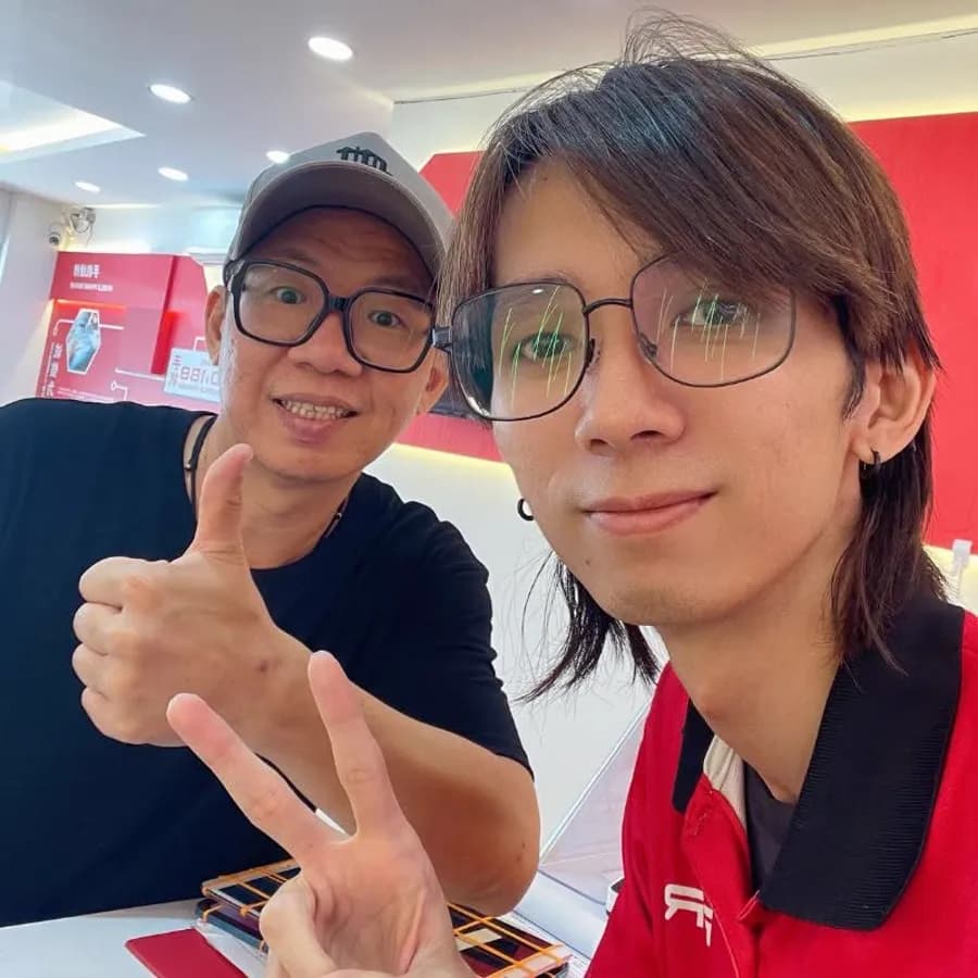 SPR Taman Segar technician with a customer at the counter