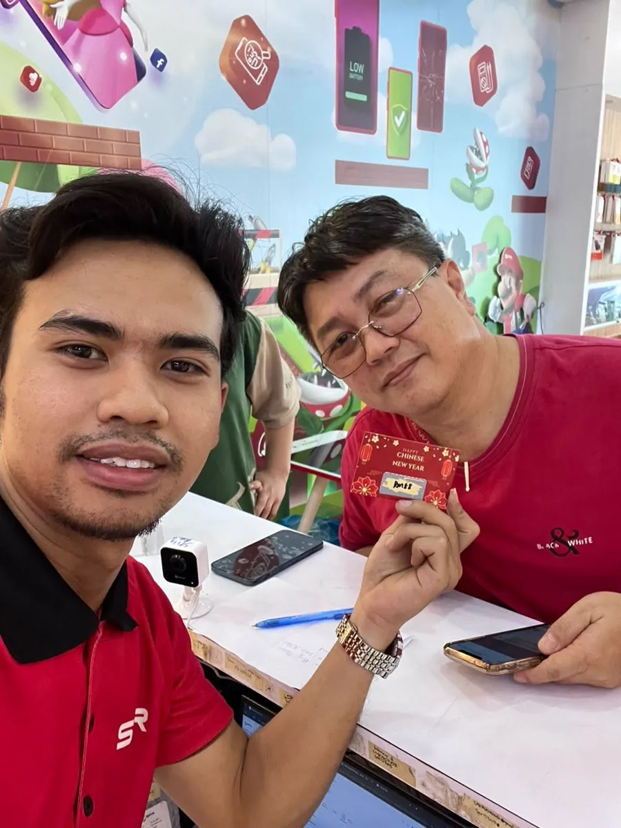 SPR Uptown Damansara technician with a customer at the counter